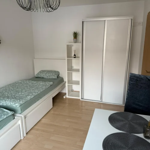 Im Schlafbereich der Wohnung für Fachkräfte und Handwerker befinden sich zwei Einzelbetten.