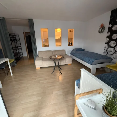 Ein Überblick über den Wohn-und Schlafbereich der Unterkunft in Lörrach-Mitte. in der bis zu 5 Handwerker, Fachkräfte und Pflegekräfte unterkommen können.